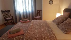 A bed or beds in a room at Bei Kosta