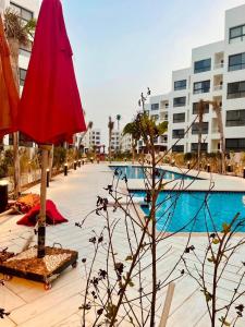 Výhľad na bazén v ubytovaní غرفه وصاله علوى بورتو سعيد Porto Said Tourist resort alebo v jeho blízkosti