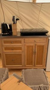 a wooden cabinet with a microwave on top of it at Tipi Wintun in Belau