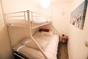 מיטה או מיטות קומותיים בחדר ב-Résidence Olympiques - Studio pour 5 Personnes 484