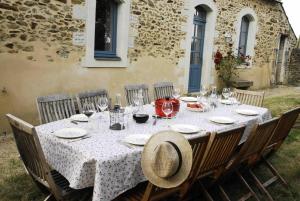 Un restaurante o sitio para comer en Maison de 5 chambres avec piscine privee terrasse et wifi a Daon