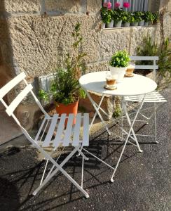 twee stoelen en een tafel en een tafel en stoelen bij Galician Holiday Home in Villariño