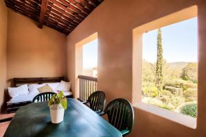 une pièce avec une table, des chaises et un lit dans l'établissement Village Pont Royal en Provence - maeva Home - Appartement 2 pièces 6 personnes - Sélection MAE-8854, à Mallemort