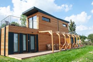 Casa modular con terraza y patio en Haus Pittiplatsch, en Falkenberg
