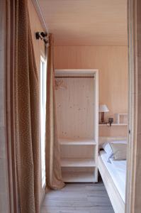 un dormitorio con una cama y una ventana en Haus Pittiplatsch, en Falkenberg