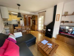 uma sala de estar com um sofá e uma mesa em A01 - Anciles Apartamento - Villmor em Anciles