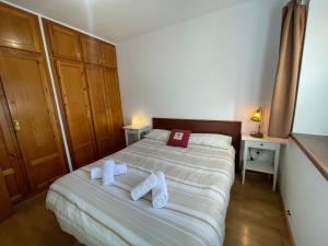 um quarto com uma cama com toalhas em A01 - Anciles Apartamento - Villmor em Anciles