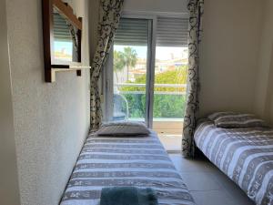 Posteľ alebo postele v izbe v ubytovaní Penthouse in Albir with Sea Views, 100m from Beach