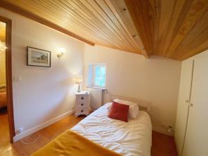 a bedroom with a bed with a wooden ceiling at Kerderff, longere entre plage et foret, TK30 in Carnac