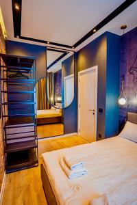 Un dormitorio con una cama grande con una pared azul. en Miha Premium Apartment, en Belgrado
