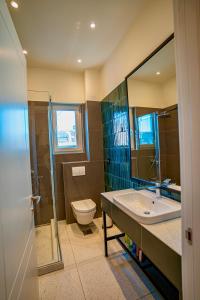 un baño con lavabo e inodoro en Miha Premium Apartment, en Belgrado 37 fotos más