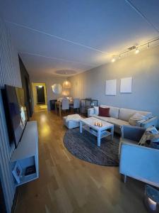 una sala de estar con un sofá y una mesa en Leilighet i Tromsø, en Tromsø