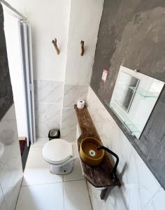 La salle de bains est pourvue de toilettes, d'un lavabo et d'un miroir. dans l'établissement DuMangue Kite House, à Guriú