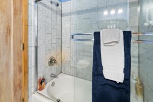 W łazience znajduje się wanna, prysznic i ręcznik. w obiekcie Bluemoon Vacation Rentals - Bluemoon Cottage w mieście Ashland +7 zdjęć