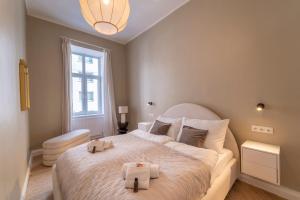 um quarto com uma grande cama branca e uma janela em Sigmund I levestate em Viena