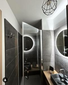 une salle de bains avec douche, lavabo et miroir dans l'établissement Les Coteaux de Pont Royal en Provence - maeva Home - Appartement 3 pièces 6 personnes - Sélection MAE-2554, à Mallemort