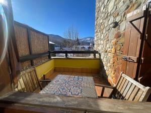 uma varanda com uma porta de madeira e um piso de mosaico em A01 - Anciles Apartamento - Villmor em Anciles