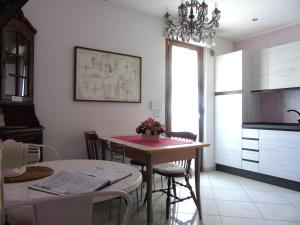 cocina y comedor con mesa y lámpara de araña en B&B Meraviglie D'Abruzzo Montesilvano en Montesilvano