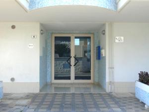 una entrada a un edificio con una puerta de cristal en B&B Meraviglie D'Abruzzo Montesilvano en Montesilvano