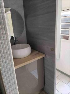 A bathroom at Appartement d'une chambre avec terrasse et wifi a La Riviere Saint Louis a 9 km de la plage
