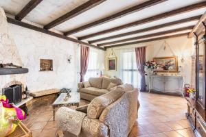un soggiorno con divano e camino di Tramonto Ibleo Resort ad Avola