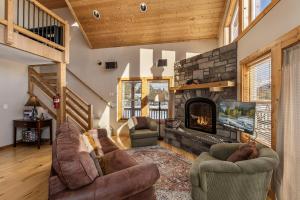 Χώρος καθιστικού στο Peterson Acres by NW Comfy Cabins
