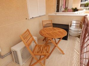 Duas cadeiras e uma mesa numa varanda em Elvira Home, apartamento en La Mata, Torrevieja AQ-120 em La Mata