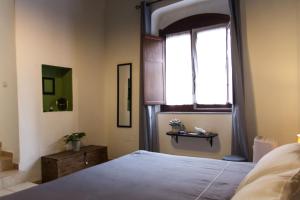 卡利亞里的住宿－La Nicchia，一间卧室设有一张床和一个窗口
