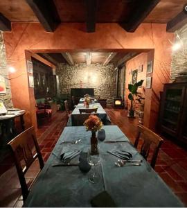 Ponti的住宿－Agriturismo Poderi Zunino，一间带长桌和椅子的用餐室