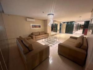 Sala de estar con 2 sofás y mesa en santisima cen1 en Asunción