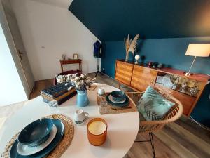 un soggiorno con tavolo e sedie di Grande suite & salon privé, proche du circuit a Magny-Cours