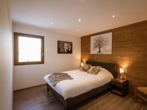 a bedroom with a bed and a window in it at Chalet Lova in Valloire