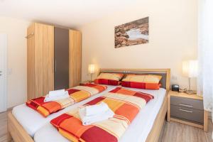 2 Einzelbetten in einem Zimmer mit in der Unterkunft Sonnenkopfblick in Obermaiselstein