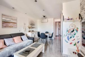 uma sala de estar com um sofá e uma mesa em Village Pont Royal en Provence - maeva Home - Appartement cosy 2 pièces 4 p 164 em Mallemort