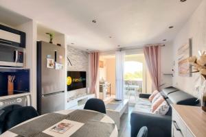 uma sala de estar com um sofá e uma mesa em Village Pont Royal en Provence - maeva Home - Appartement cosy 2 pièces 4 p 164 em Mallemort