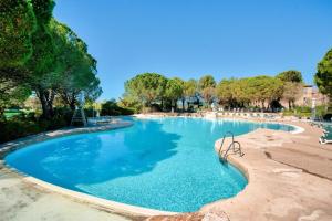 uma piscina com água azul num resort em Village Pont Royal en Provence - maeva Home - Appartement cosy 2 pièces 4 p 164 em Mallemort