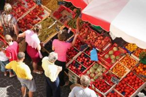 un grupo de personas alrededor de un mercado con fruta en Villa 3 étoiles - Piscine - eeidhb, en Prayssac