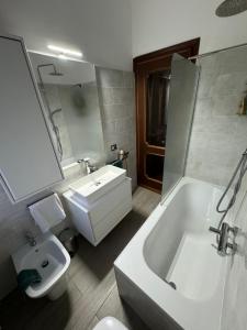 La salle de bains est pourvue d'un lavabo, d'une baignoire et de toilettes. dans l'établissement Ca' della Valle - trilocale nel cuore delle Alpi Piemontesi, à Villadossola