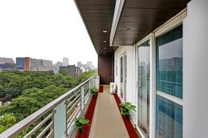 een balkon met uitzicht op de stad bij Collection O Hotel Daffodils in Gurgaon