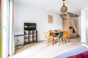 een woonkamer met een eettafel en stoelen bij Résidence Port Guillaume - maeva Home - Maison 3 pièces 6 personnes - Budg 714 in Dives-sur-Mer
