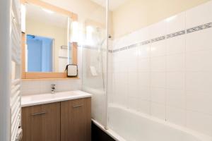 a bathroom with a sink and a tub and a shower at Résidence Port Guillaume - maeva Home - Maison 3 pièces 6 personnes - Budget MAE-5714 in Dives-sur-Mer +19 photos