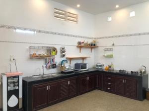 a kitchen with a sink and a counter top at Tien Vuong hotel in Thiện Chánh (1)