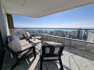 balcón con sillas y vistas a la ciudad en Luxury Private Apartments - Limassol, en Limassol