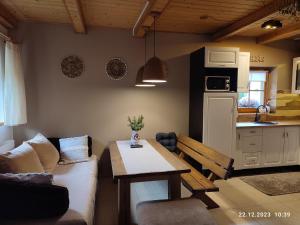 Kuchyň nebo kuchyňský kout v ubytování Domki Na Źródlanej + 23 fotografií