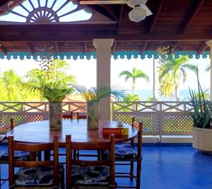 uma sala de jantar com uma mesa e algumas plantas em La Dolce Vita Beachfront Hotels, Las Terrenas, Samana em Las Terrenas