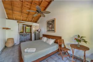 Letto o letti in una camera di Camp Bay Lodge