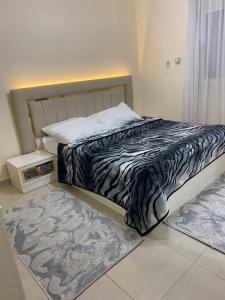 een bed in een kamer met een bed sidx sidx sidx bij City Stars Apt2 in Caïro