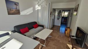 - un salon avec un canapé et une table dans l'établissement Agréable T2 Bis Au calme proche centre-ville et plages, à Sanary-sur-Mer