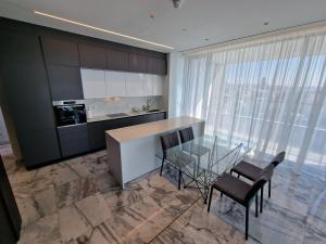 Kuchyň nebo kuchyňský kout v ubytování Luxury Private Apartments - Limassol