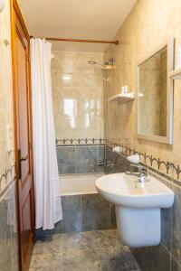 佩尼伊斯科拉的住宿－卡薩胡安妮塔酒店，浴室配有水槽、淋浴和浴缸。